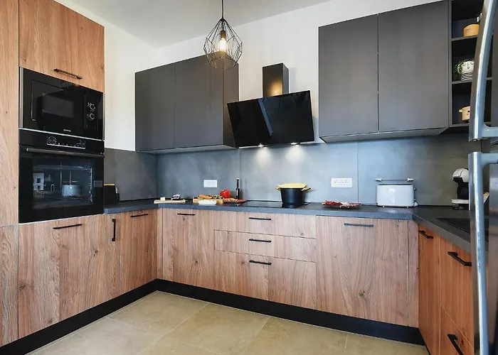 Vila In Croatia Near Scenic Coastline