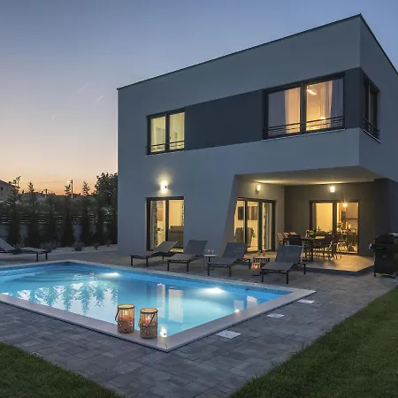 In Croatia Near Scenic Coastline * 풀라