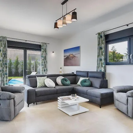 In Croatia Near Scenic Coastline * 풀라