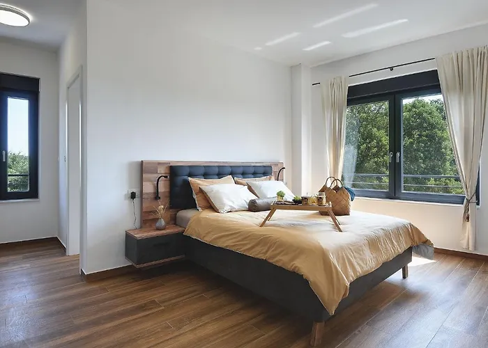 In Croatia Near Scenic Coastline Villa Póla