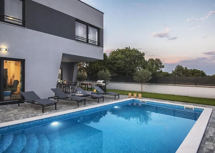 Villa In Croatia Near Scenic Coastline Póla