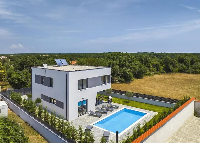 Villa In Croatia Near Scenic Coastline *