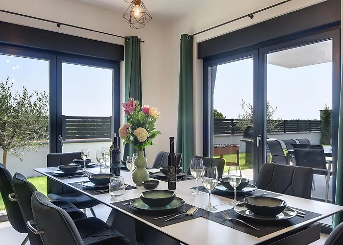 In Croatia Near Scenic Coastline Villa Póla