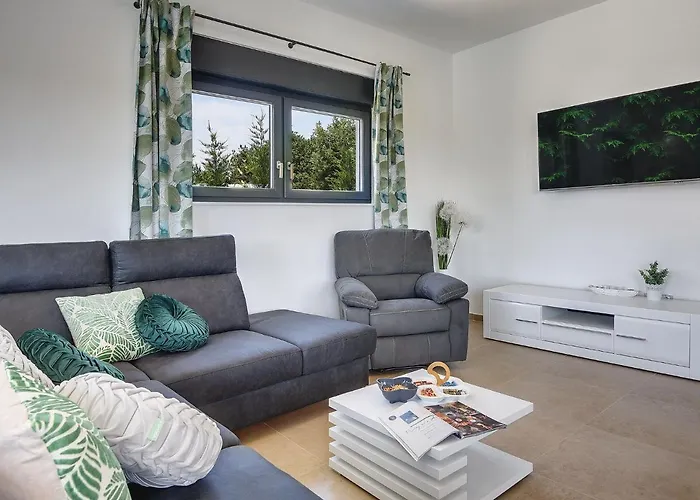 Villa In Croatia Near Scenic Coastline Póla