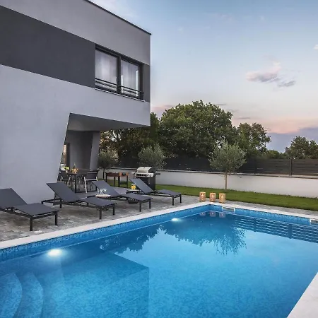 Villa In Croatia Near Scenic Coastline Pula